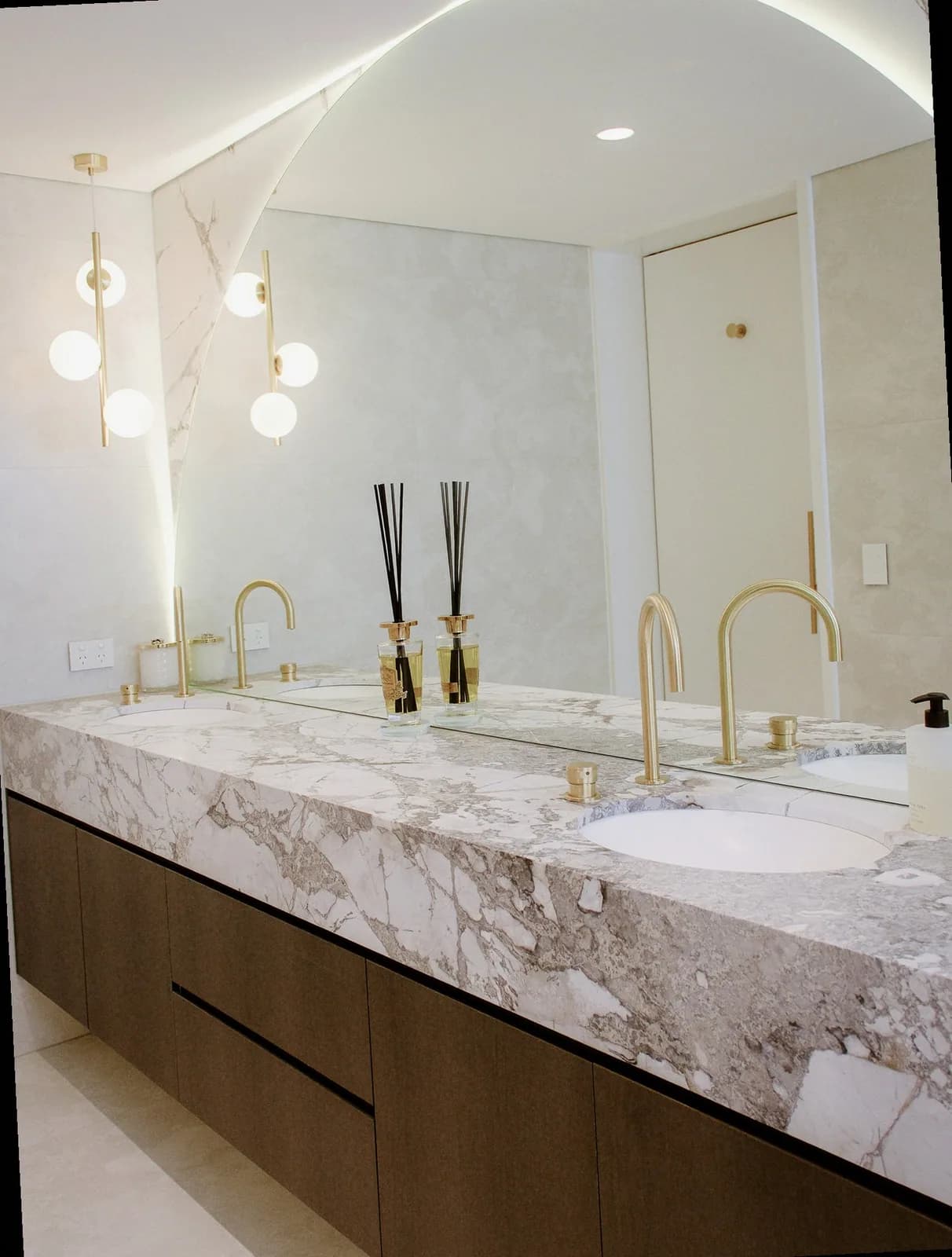 Baño con piedra y madera