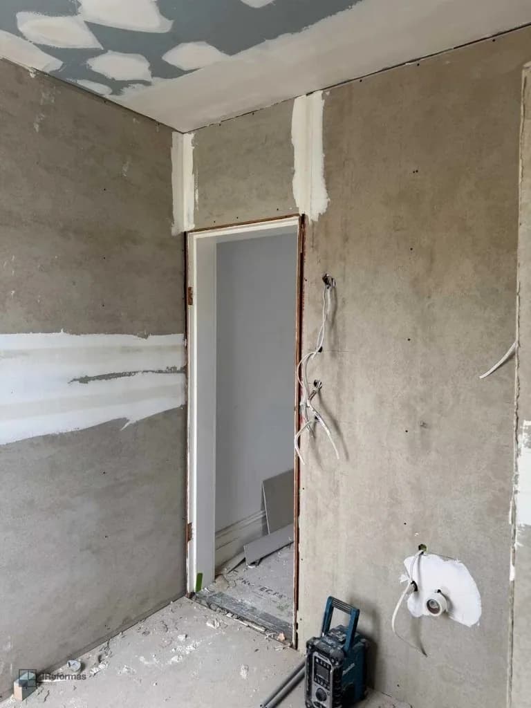 Baño contemporáneo con acabados en piedra