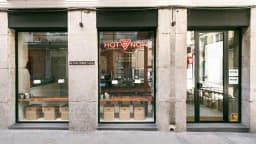 Logo de Hot Now Pizzería
