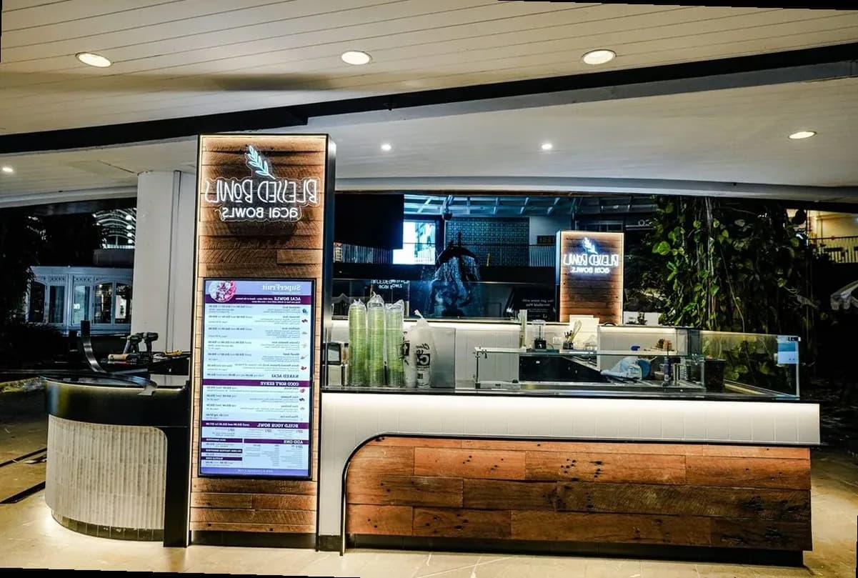 Salón con molduras y diseño contemporáneo