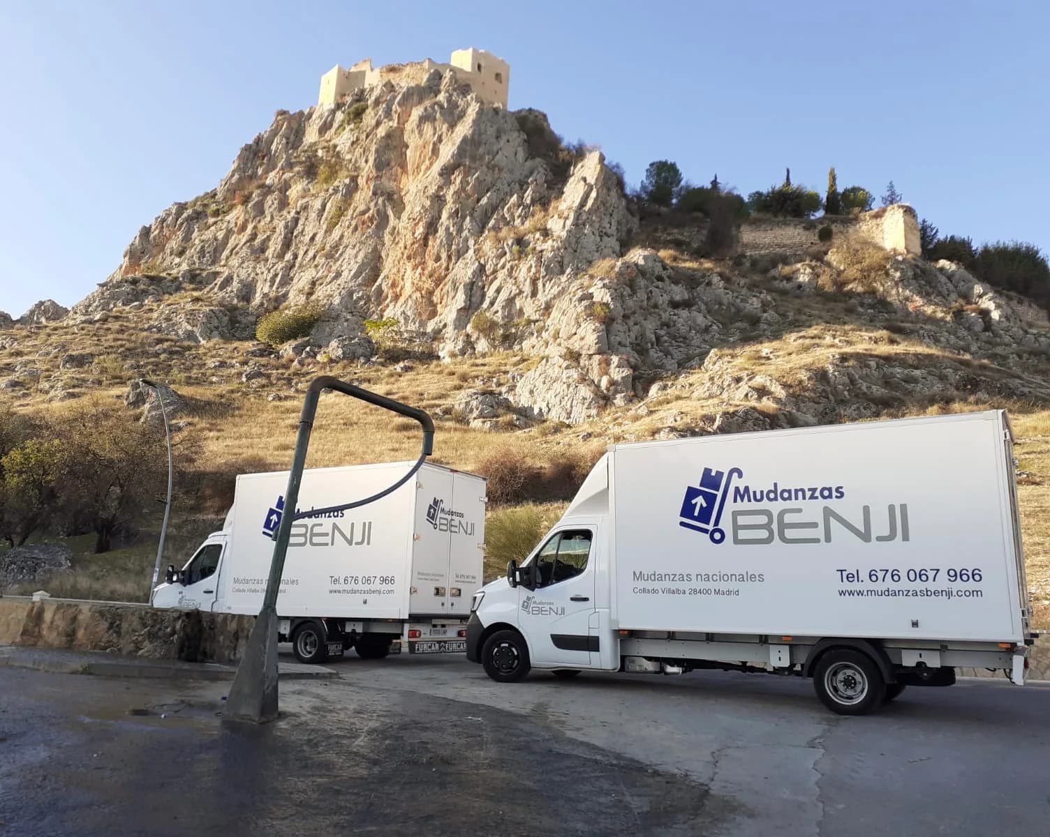 Dos camiones de Mudanzas Benji rotulados