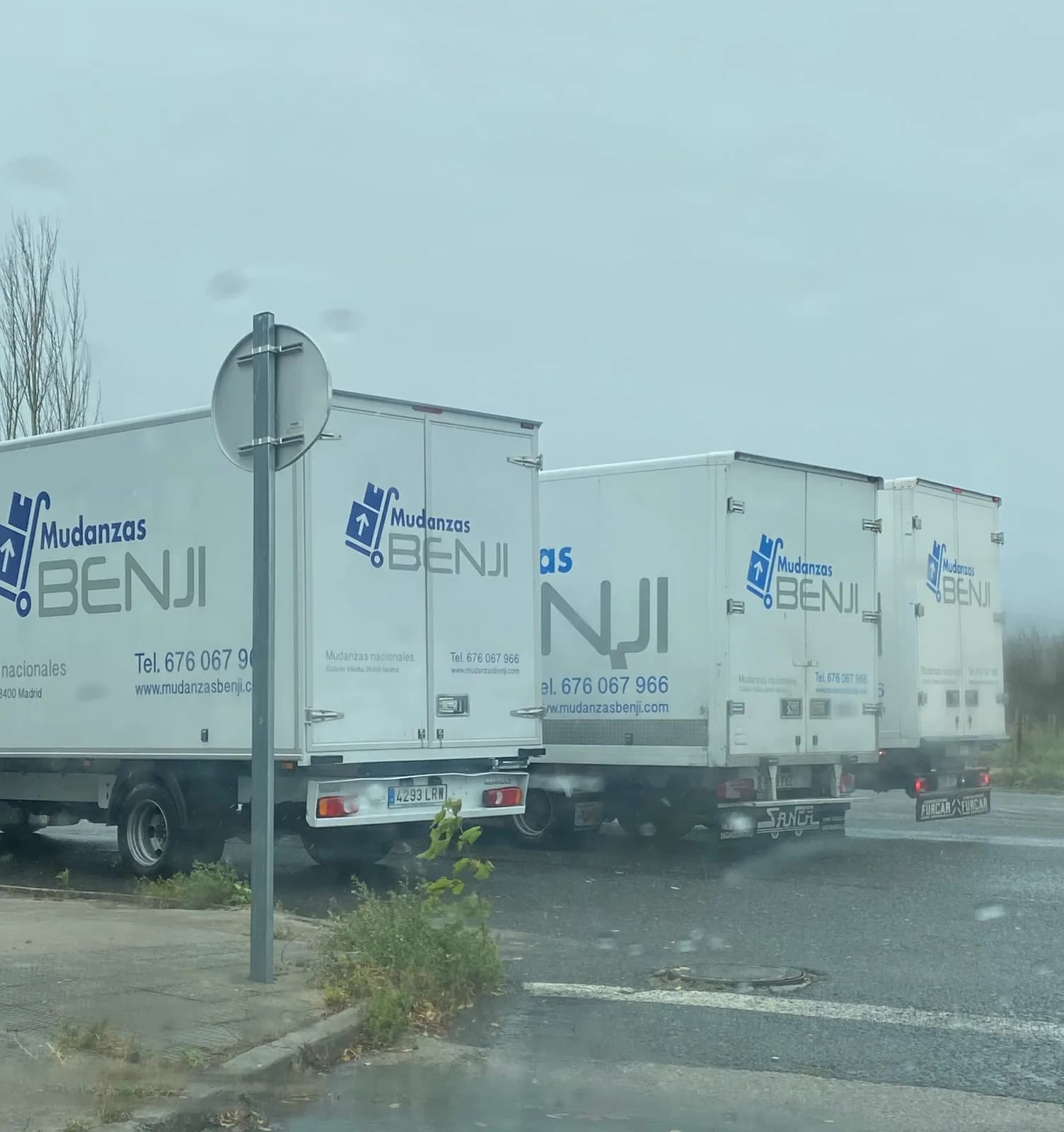 Tres camiones de Mudanzas Benji aparcados