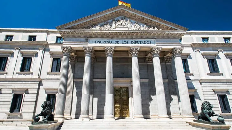 Fachada de columnas del Congreso de los Diputados con los dos leones de bronce que custodian la entrada