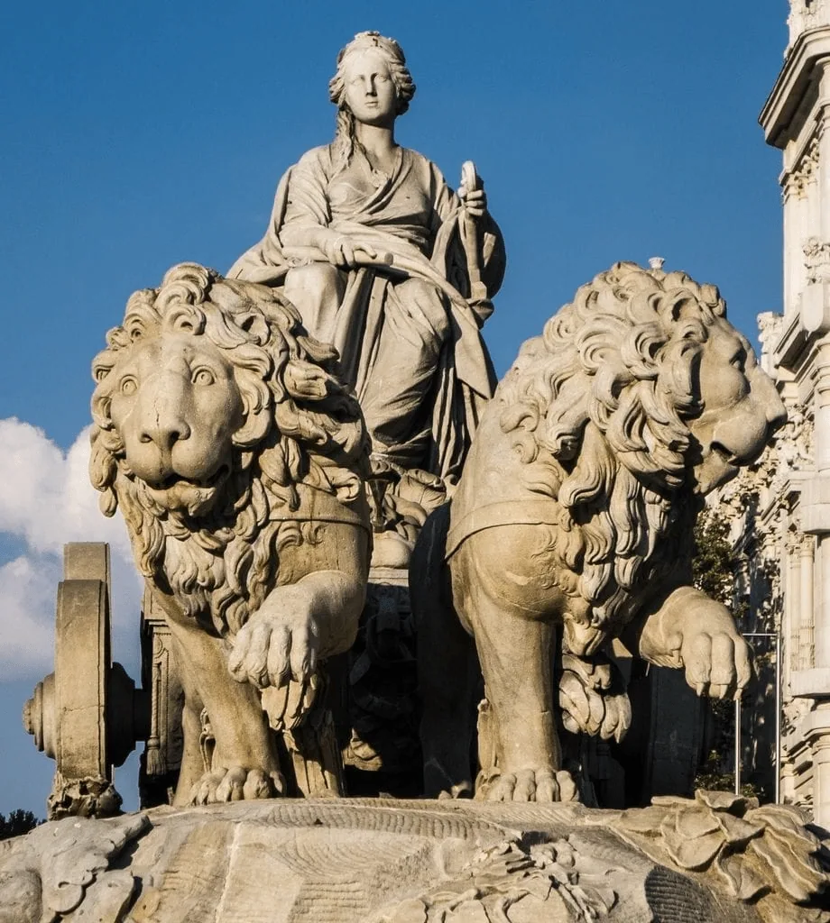 La diosa Cibeles sentada en su carro entre los dos leones de piedra de la fuente