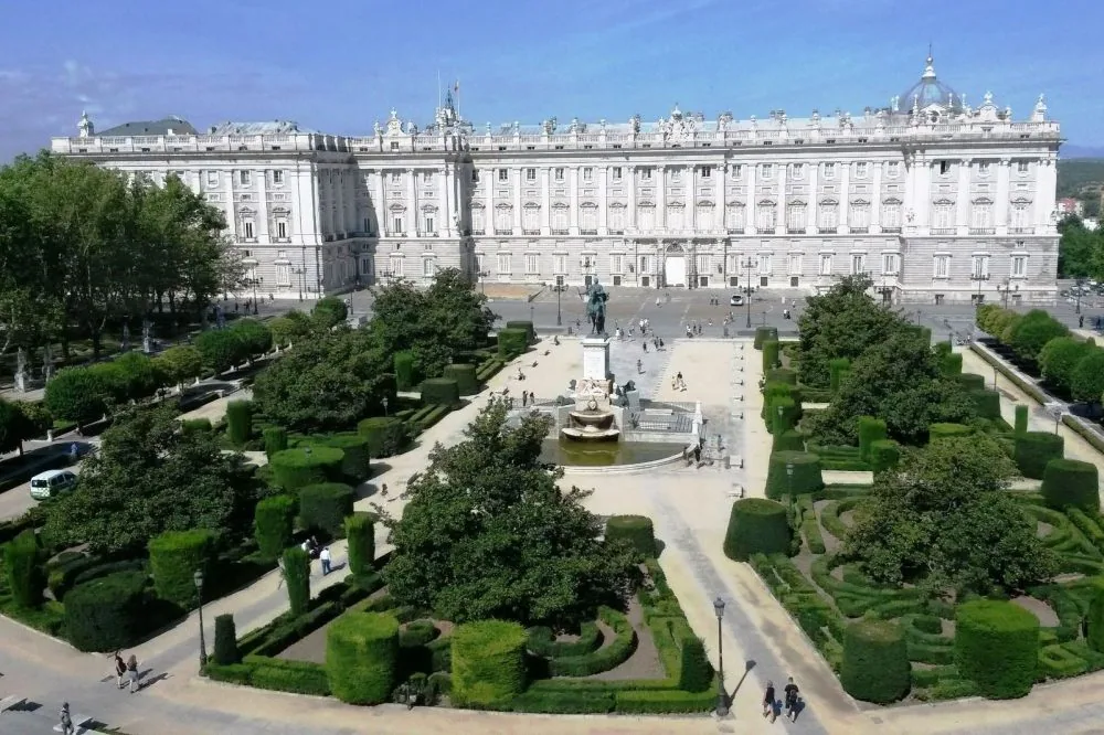 Setos recortados de los jardines de la Plaza de Oriente frente a la fachada del Palacio Real