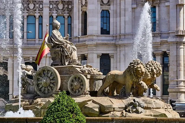 Fuente de Cibeles con los chorros en marcha y la fachada del Palacio de Cibeles detrás