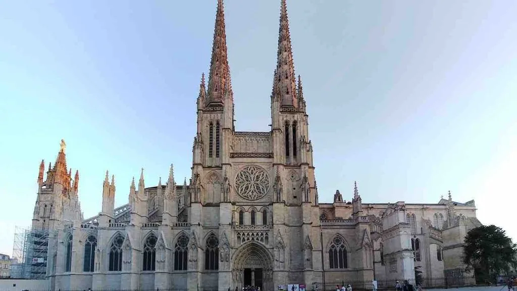 Catedral gótica de Burdeos con sus dos altas agujas de piedra