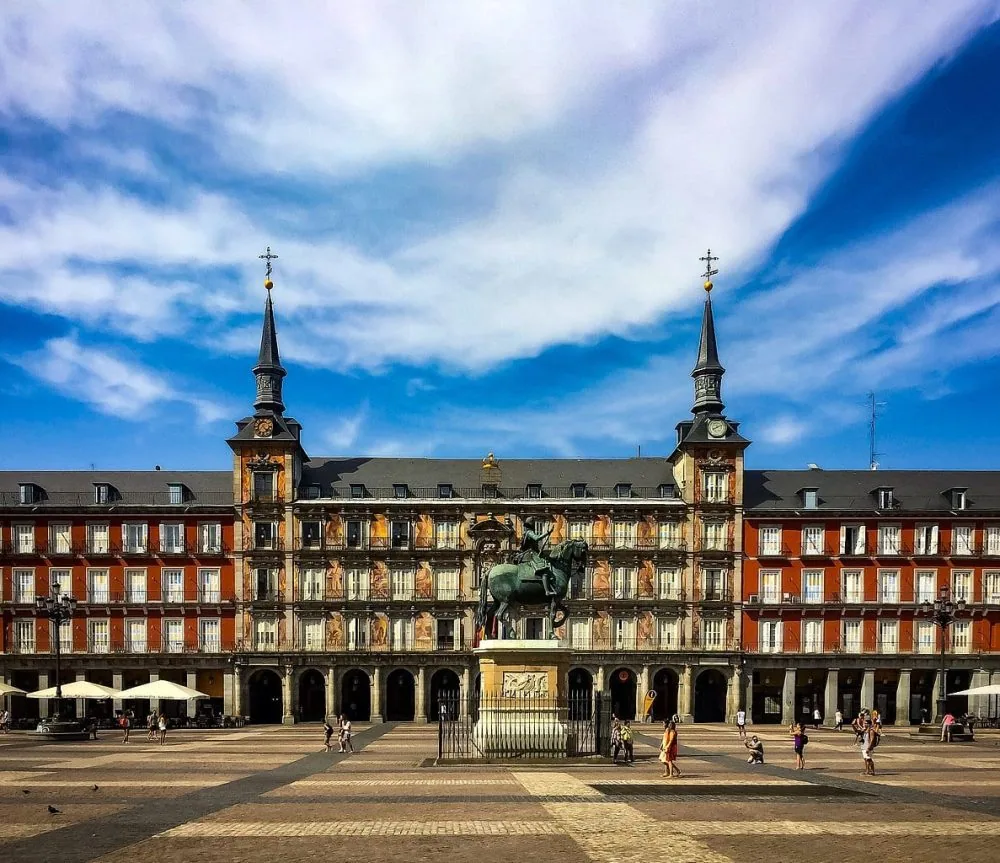 La Plaza Mayor con los frescos de la Casa de la Panadería y la estatua ecuestre de Felipe III en el centro