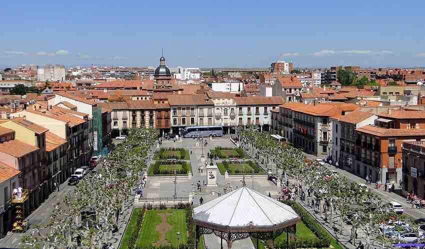 Vista elevada de la Plaza de Cervantes de Alcalá de Henares con su quiosco de música