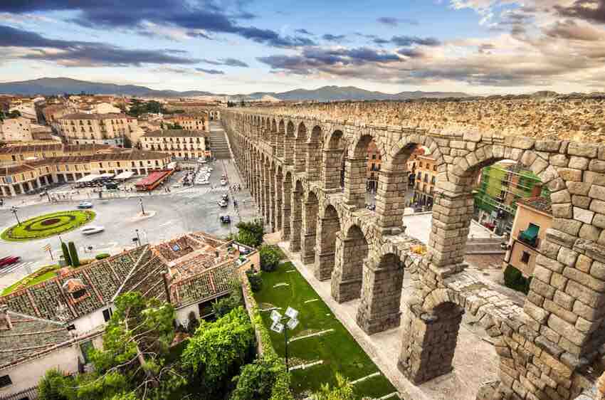 Los arcos de piedra del acueducto romano de Segovia sobre la plaza del Azoguejo