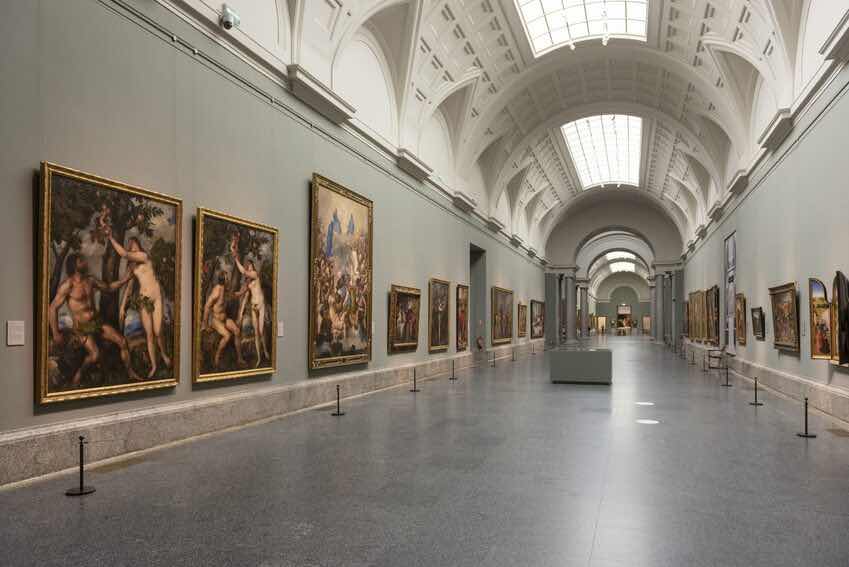 Galería central del Museo del Prado con los cuadros colgados bajo la bóveda de lucernarios
