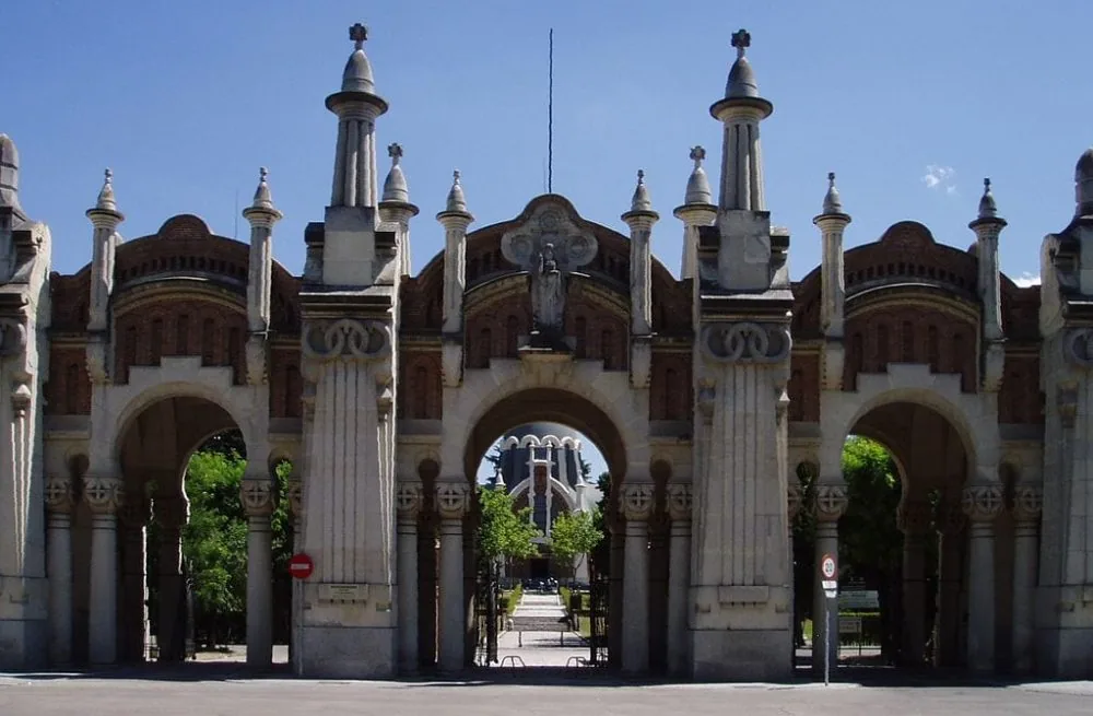 Puerta monumental de tres arcos de la entrada al Cementerio de la Almudena