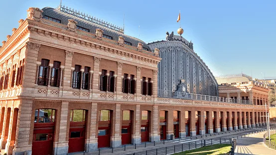 Fachada de ladrillo y marquesina de hierro de la antigua estación de Atocha