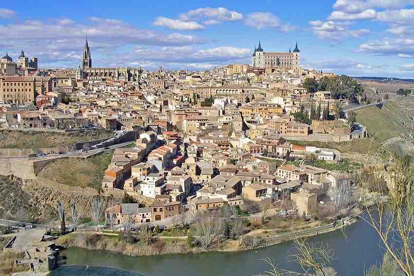 Panorámica del casco antiguo de Toledo sobre el Tajo, con el Alcázar y la torre de la catedral