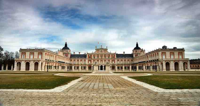 Fachada del Palacio Real de Aranjuez con su gran explanada delantera