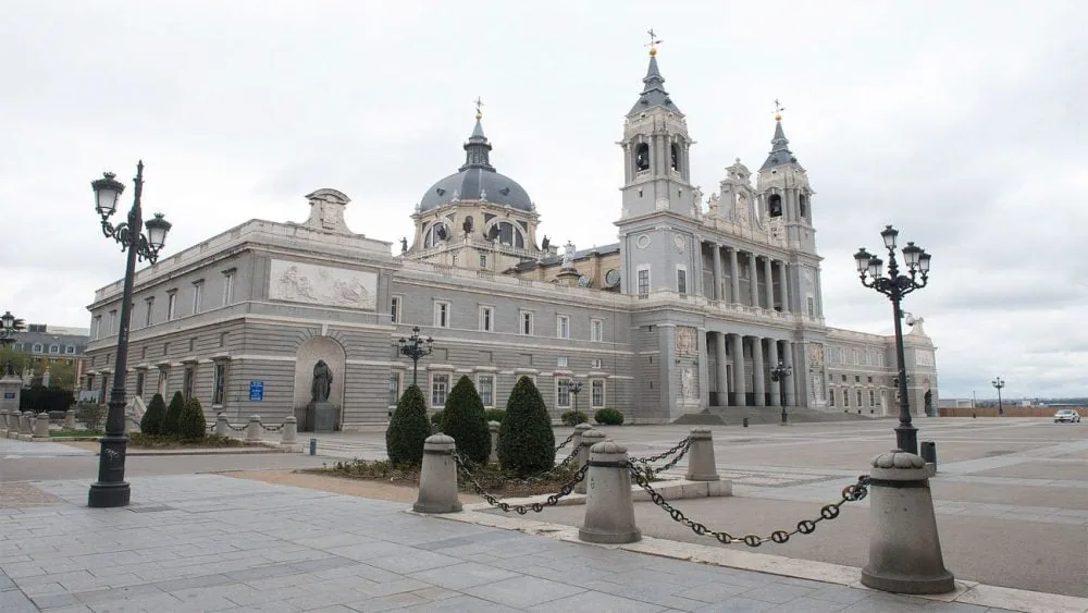 La Catedral de la Almudena vista desde su explanada en un día nublado