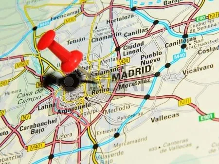 Mapa de carreteras con una chincheta roja clavada sobre Madrid