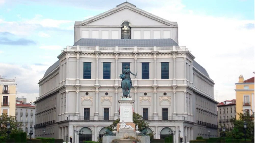 Fachada del Teatro Real vista desde la Plaza de Oriente, con la estatua ecuestre de Felipe IV delante