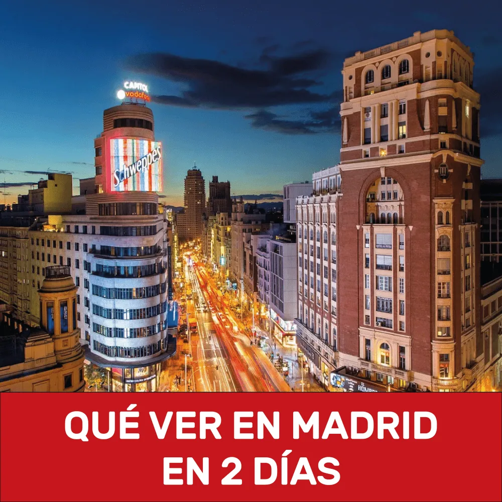 La Gran Vía de noche desde Callao con el rótulo «Qué ver en Madrid en 2 días»