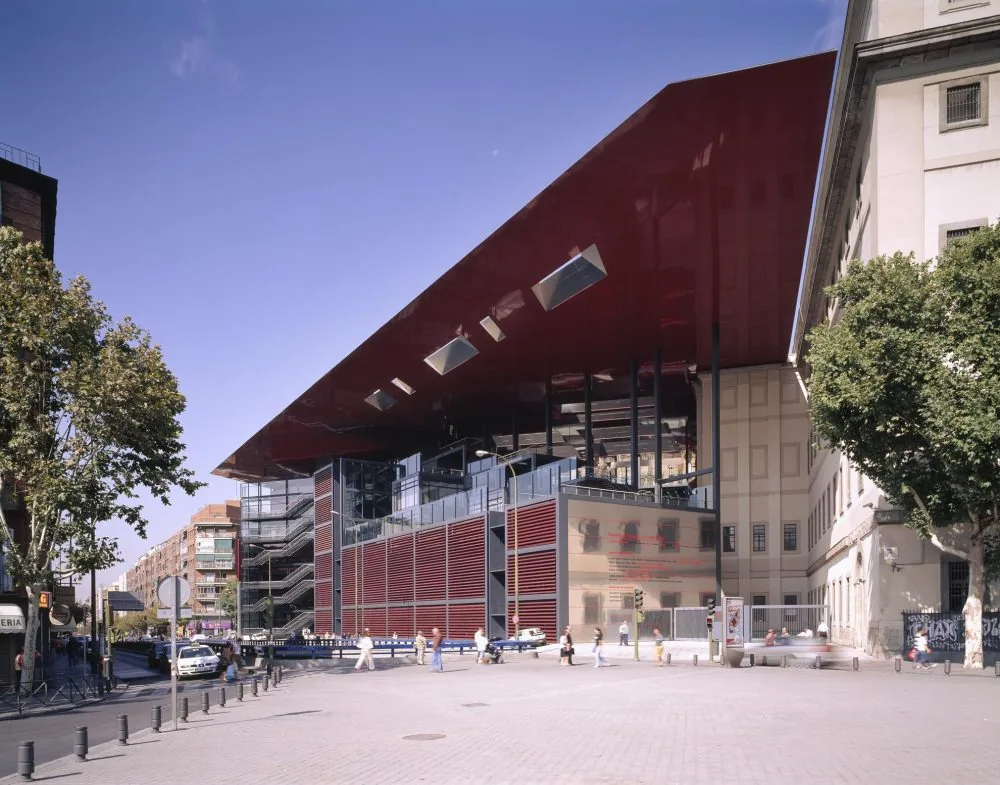 Marquesina roja de la ampliación de Jean Nouvel del Museo Reina Sofía