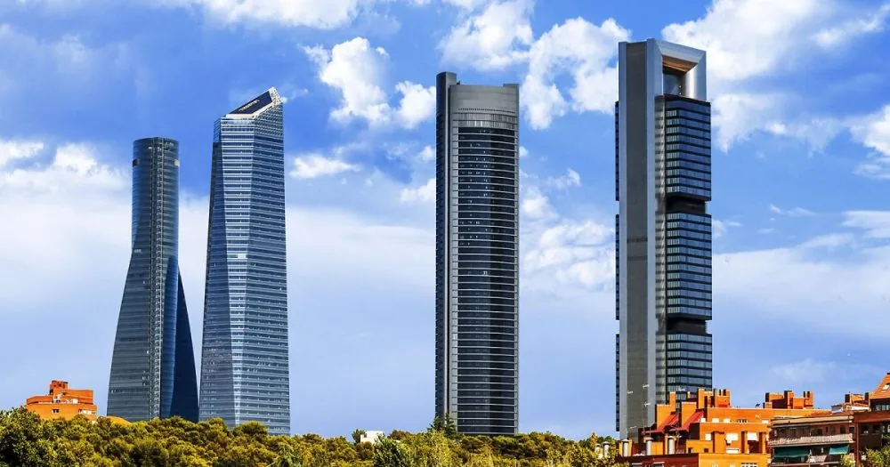 Los cuatro rascacielos del Cuatro Torres Business Area recortados contra el cielo