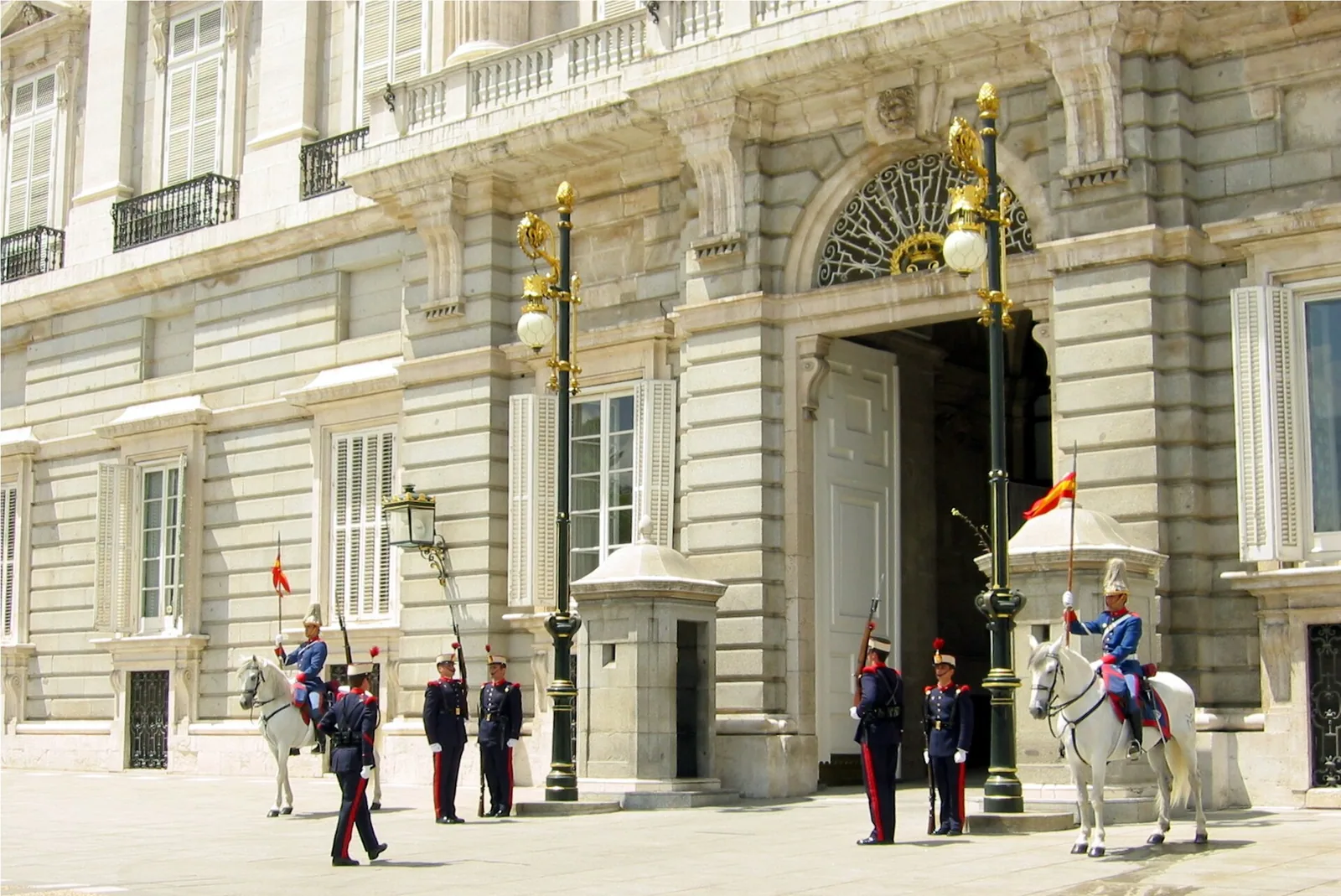 El relevo de la Guardia Real ante el Palacio Real