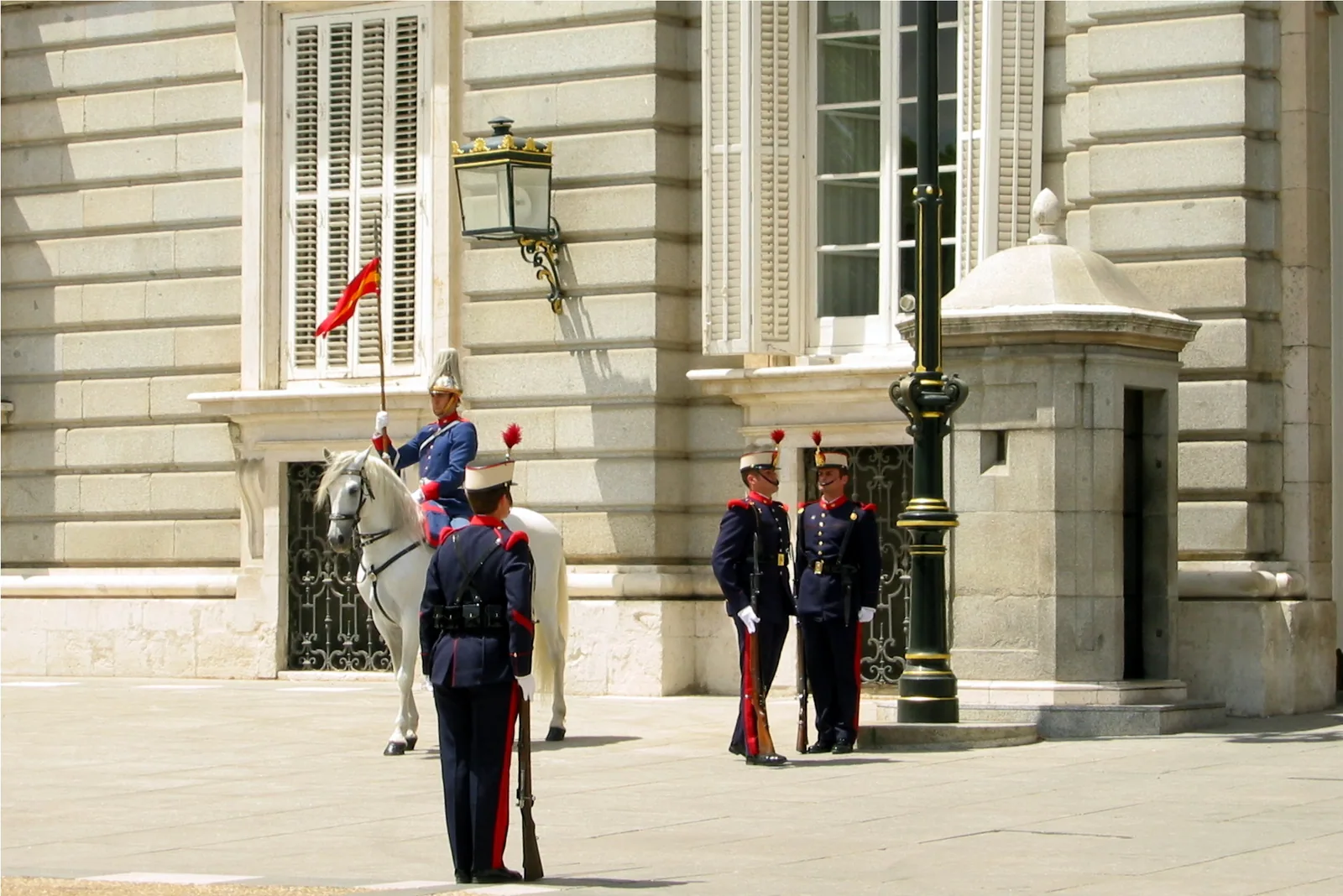 La Guardia Real formada durante el relevo solemne