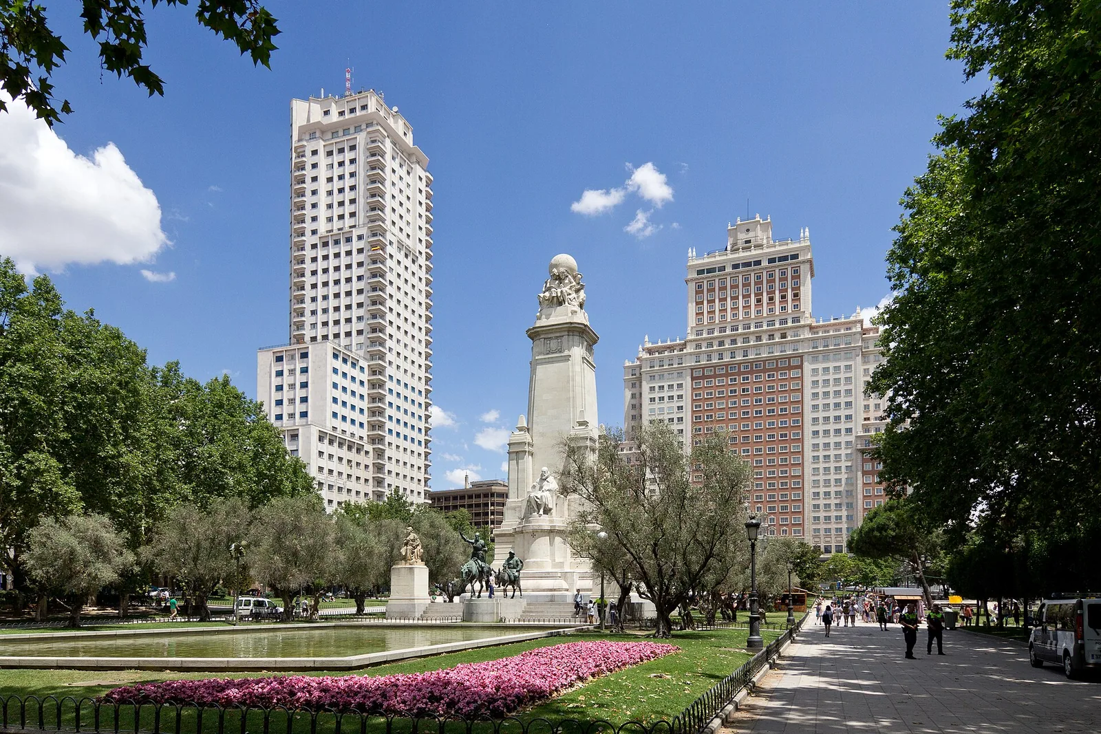 La plaza de España, con el monumento a Cervantes