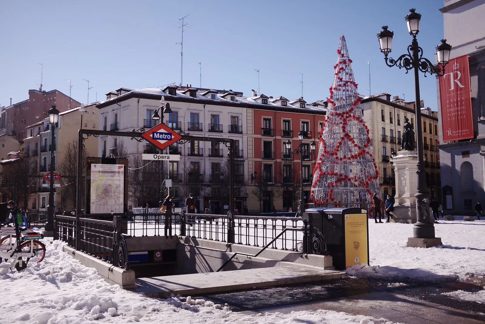 La plaza de Isabel II, junto al Teatro Real