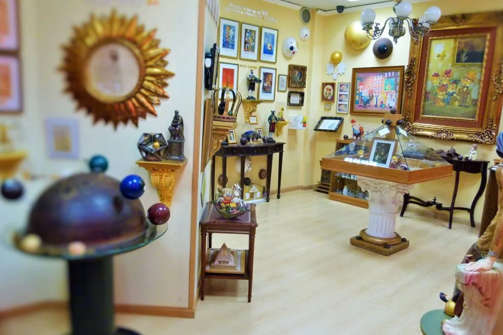 Sala de la Casita Museo del Ratón Pérez con sus vitrinas, cuadros y objetos en miniatura