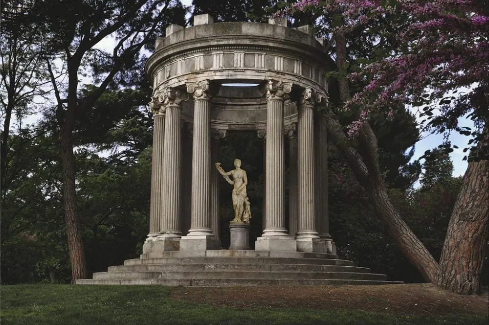 Templete circular de columnas con una estatua en el centro, en el Parque del Capricho