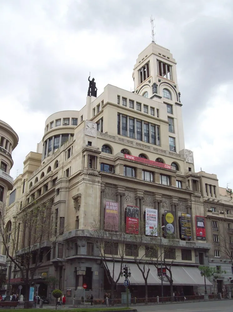 Edificio del Círculo de Bellas Artes con la estatua de Minerva coronando su torre