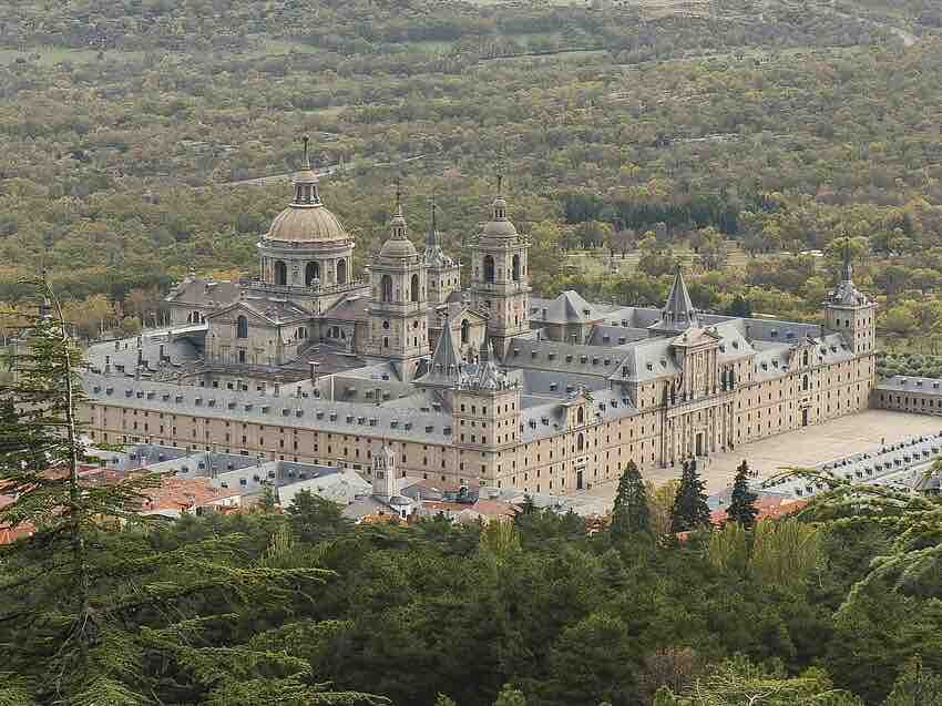 El Monasterio de El Escorial visto desde el monte, rodeado de pinares