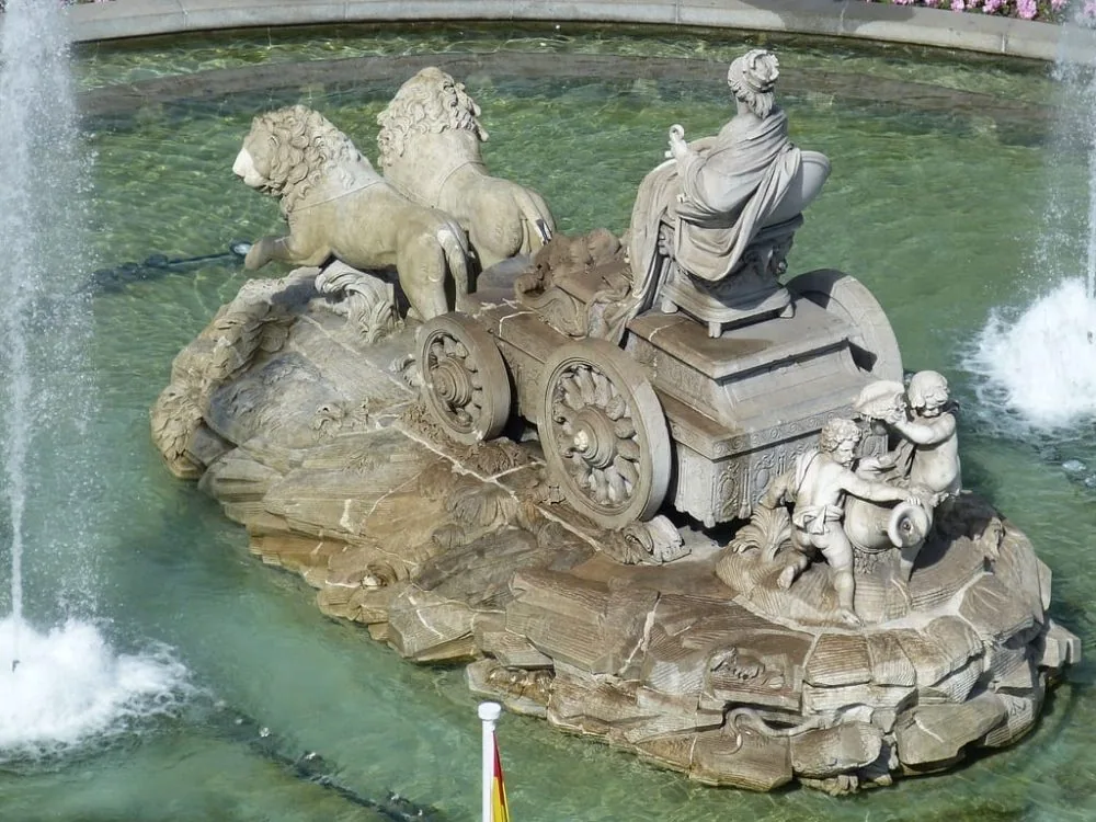 La fuente de Cibeles vista desde atrás, con el carro, los leones y las dos figuras de niños de la parte trasera