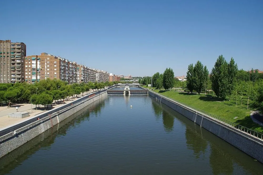 El río Manzanares encauzado a su paso por Madrid Río, con arbolado en las dos orillas